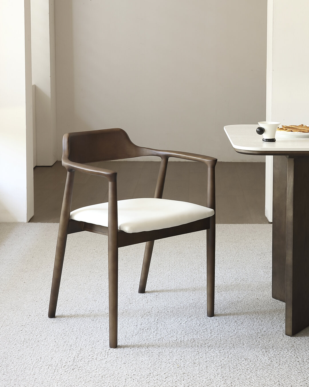 The Arano dining chair at the table