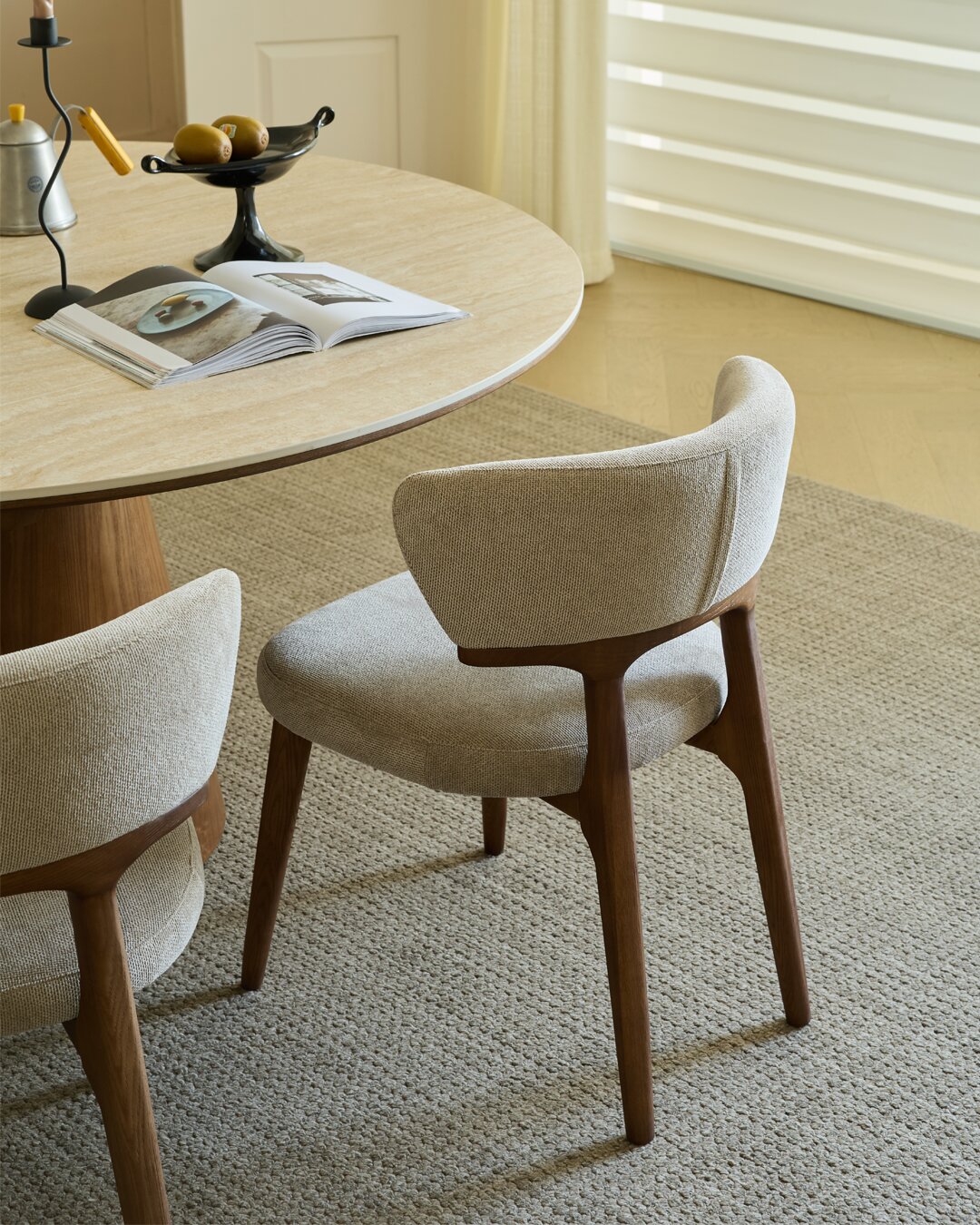 The backrest and its sculpted support