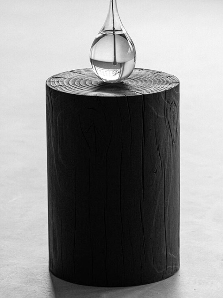 A drop of glass resting on the Leon&rsquo;s flat seat