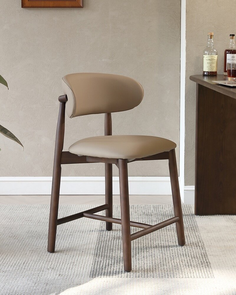 The Lucia Plus island chair at the counter