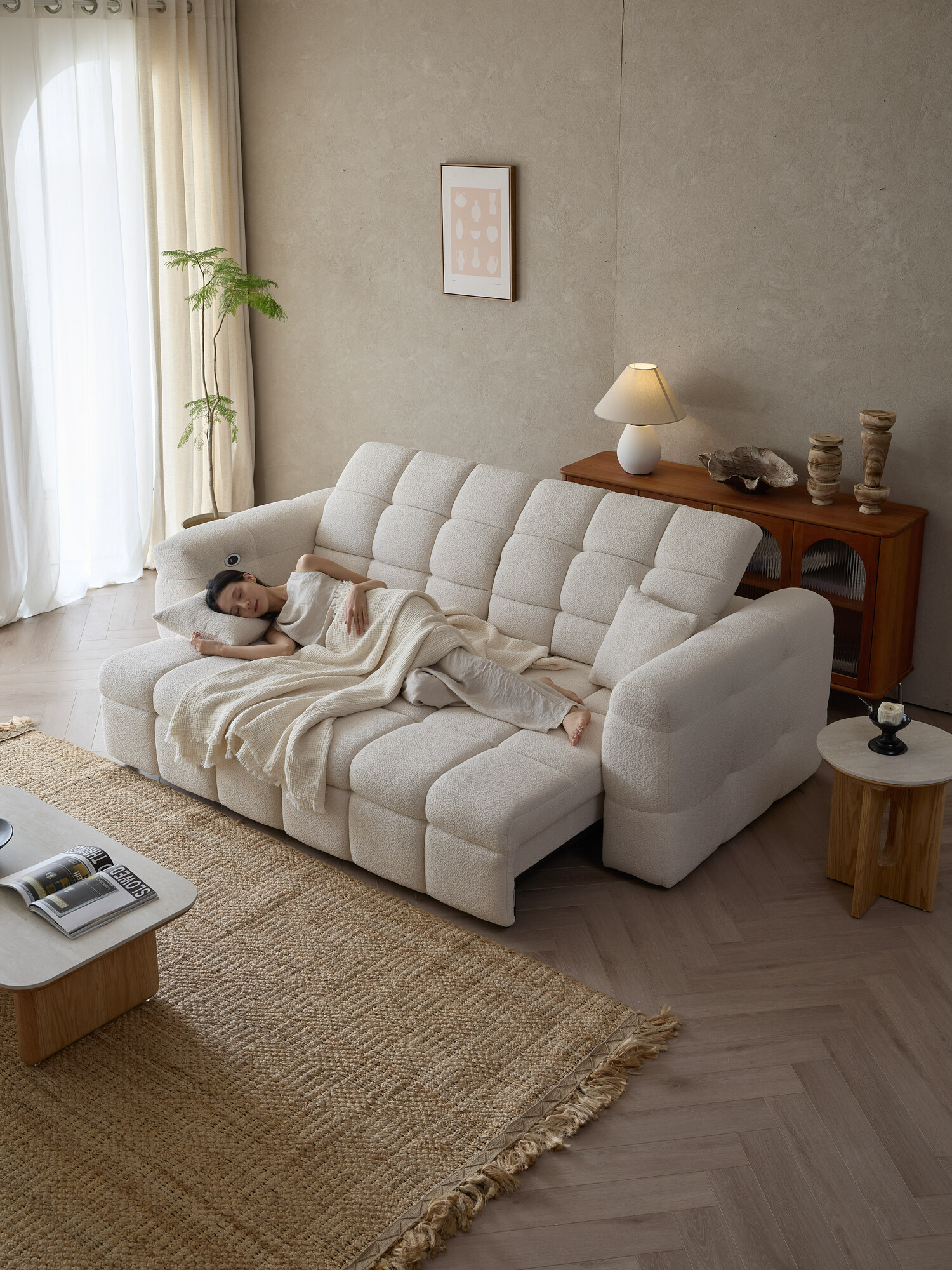 Klara Electric Extendable, seat extended into a daybed